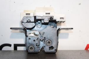 Used Tailgate lock mechanism Renault Clio III (BR/CR) 1.2 16V 65 Price € 20,00 Margin scheme offered by Autocommerce