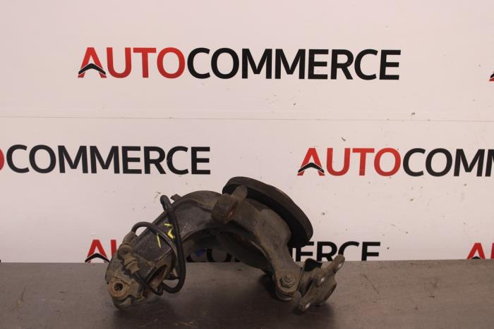 Knuckle, front right from a Citroën C4 Cactus (0B/0P) 1.2 PureTech 82 12V 2015
