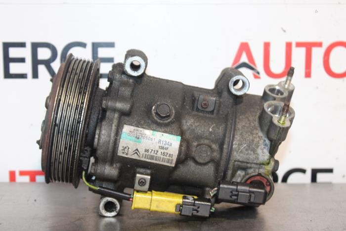 Air conditioning pump from a Citroën Berlingo Multispace 1.6i 2010