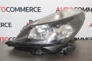 Używane Reflektor lewy Renault Clio III (BR/CR) Cena € 100,00 Procedura marży oferowane przez Autocommerce