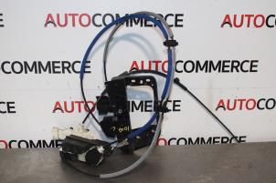 Gebrauchte Türschlossmechanik 2-türig links Peugeot 1007 (KM) 1.4 Preis € 75,00 Margenregelung angeboten von Autocommerce