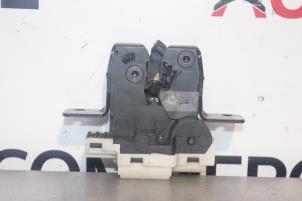 Used Tailgate lock mechanism Renault Clio III (BR/CR) 1.6 16V Price € 20,00 Margin scheme offered by Autocommerce