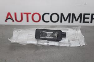 Nowe Oswietlenie tablicy rejestracyjnej Peugeot 208 Cena € 15,00 Z VAT oferowane przez Autocommerce