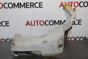 Used Front windscreen washer reservoir Renault Clio IV (5R) 0.9 Energy TCE 90 12V Price on request offered by Autocommerce