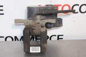 Used Rear brake calliper, right Peugeot 308 (L3/L8/LB/LH/LP) 1.6 BlueHDi 115 Price on request offered by Autocommerce