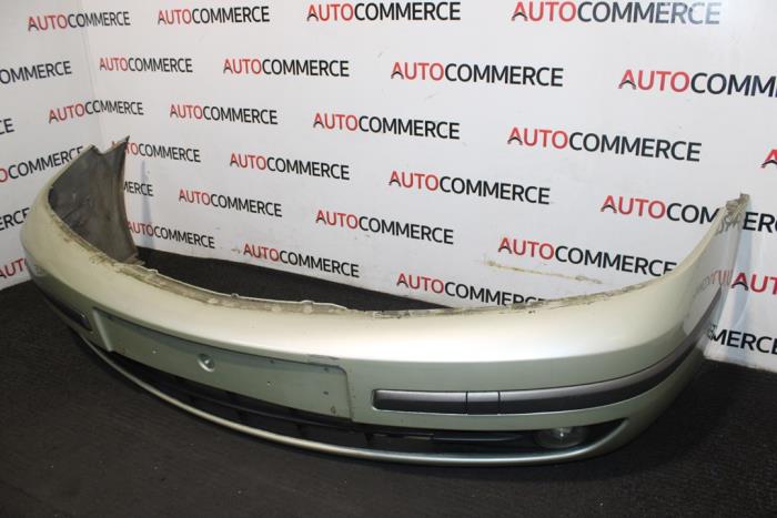 Front bumper from a Renault Laguna II Grandtour (KG) 1.9 dCi 120 2003