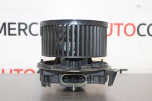 Usados Motor de ventilador de calefactor Renault Clio III (BR/CR) 1.2 16V 75 Precio de solicitud ofrecido por Autocommerce