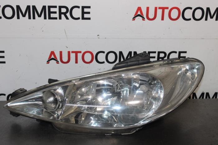Używane Reflektor lewy Peugeot 206 SW (2E/K) 1.6 16V Cena € 40,00 Procedura marży oferowane przez Autocommerce
