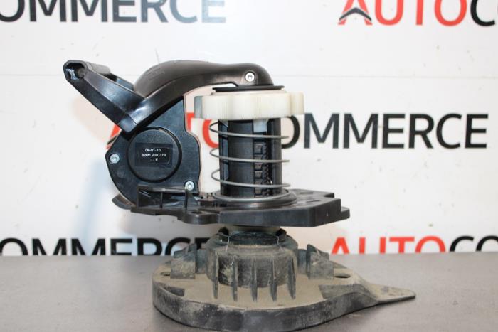 spare-wheel-lift-mechanism-renault-clio-iii-1-2-16v-75-8200601401