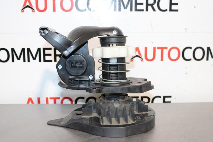 Spare wheel lift mechanism from a Renault Clio IV (5R) 1.5 dCi 75 FAP 2015