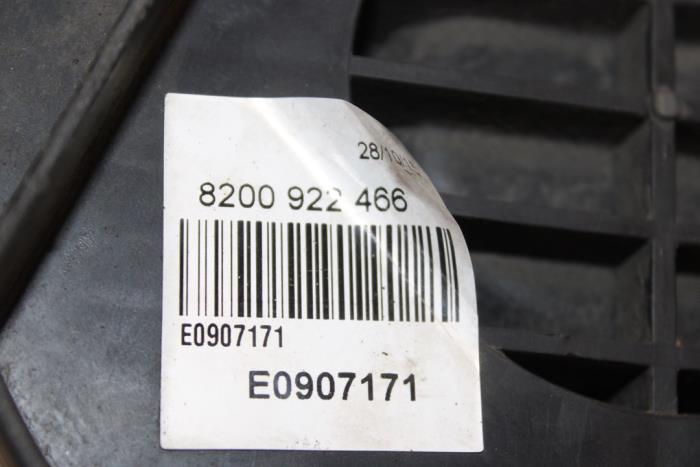 Spare wheel lift mechanism from a Renault Clio IV (5R) 1.5 dCi 75 FAP 2015