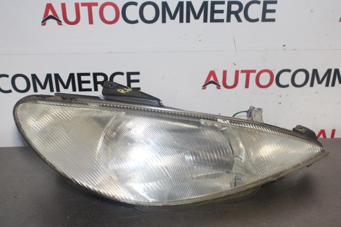 Headlight, right from a Peugeot 206 (2A/C/H/J/S) 1.1 XN,XR 1999