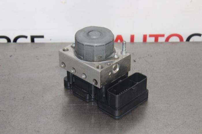 Begagnade ABS-pump Peugeot 107 1.0 12V Pris € 15,00 Marginaltabell erbjuds av Autocommerce