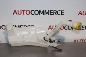 Used Front windscreen washer reservoir Renault Clio IV (5R) 0.9 Energy TCE 90 12V Price on request offered by Autocommerce