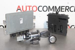 Usados Ordenador de gestión de motor Renault Twingo II (CN) 1.2 Precio € 130,00 Norma de margen ofrecido por Autocommerce
