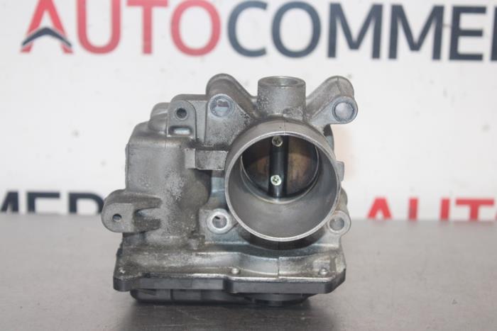 Throttle body from a Renault Clio II (BB/CB) 1.2 16V 2005