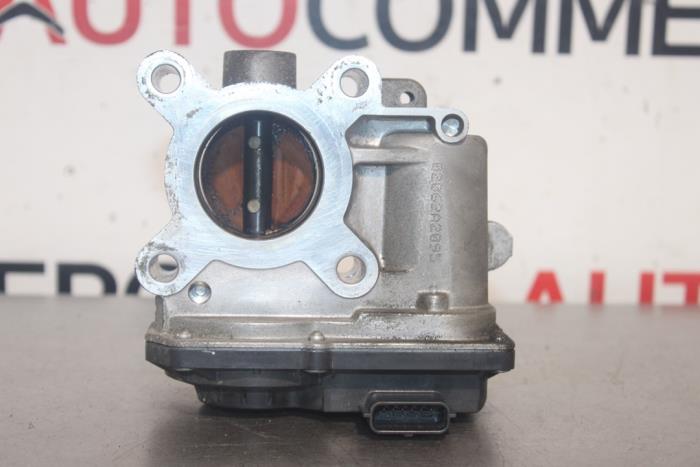 Throttle body from a Renault Clio II (BB/CB) 1.2 16V 2005