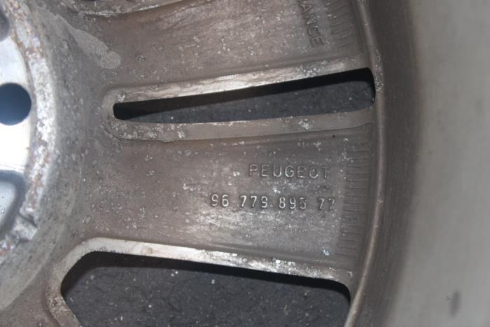 Felgen Set + Reifen van een Peugeot 308 (L3/L8/LB/LH/LP) 1.6 BlueHDi 115 2016
