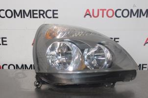 Używane Reflektor prawy Renault Clio II (BB/CB) 1.2 16V Cena € 35,00 Procedura marży oferowane przez Autocommerce