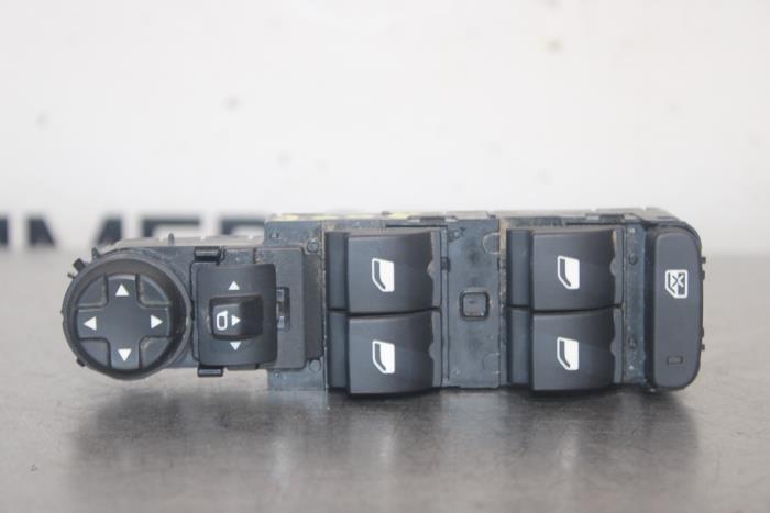 Usados Interruptor de ventanilla eléctrica Peugeot 3008 II (M4/MC/MJ/MR) Precio € 50,00 Norma de margen ofrecido por Autocommerce