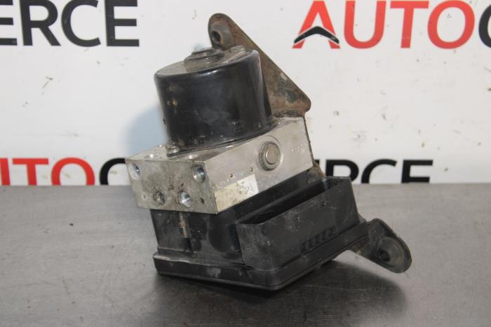 Używane Pompa ABS Peugeot 206 CC (2D) 1.6 HDI 16V FAP Cena na żądanie oferowane przez Autocommerce