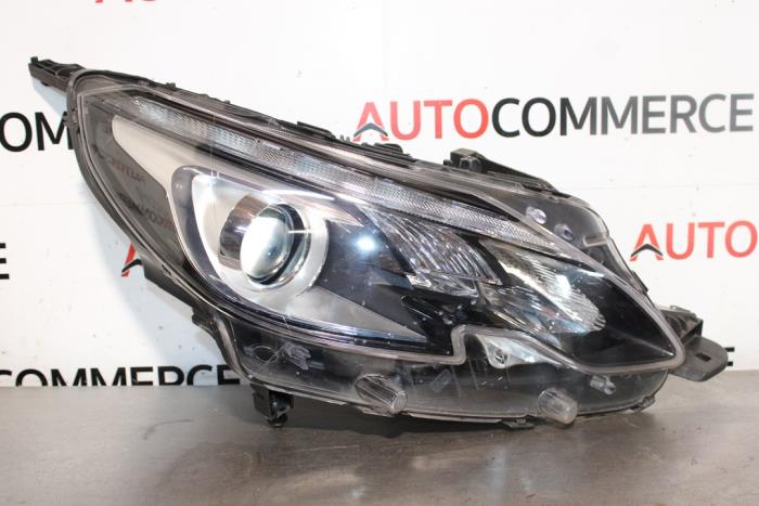 Używane Reflektor prawy Peugeot 3008 II (M4/MC/MJ/MR) Cena € 250,00 Procedura marży oferowane przez Autocommerce