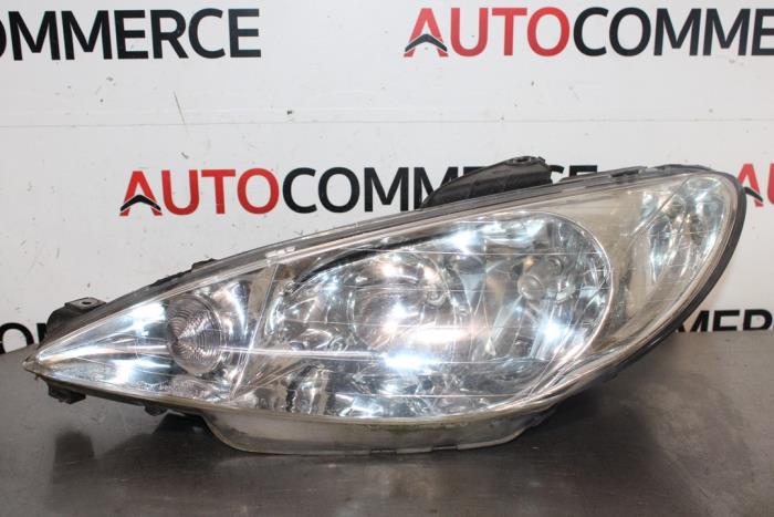 Używane Reflektor lewy Peugeot 206 (2A/C/H/J/S) 1.4 16V Cena € 40,00 Procedura marży oferowane przez Autocommerce