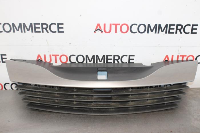 Używane Grill Renault Laguna II (BG) 2.0 16V Cena € 20,00 Procedura marży oferowane przez Autocommerce