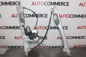 Używane Mechanizm szyby lewej przedniej wersja 4-drzwiowa Renault Clio III (BR/CR) 1.6 16V Cena na żądanie oferowane przez Autocommerce