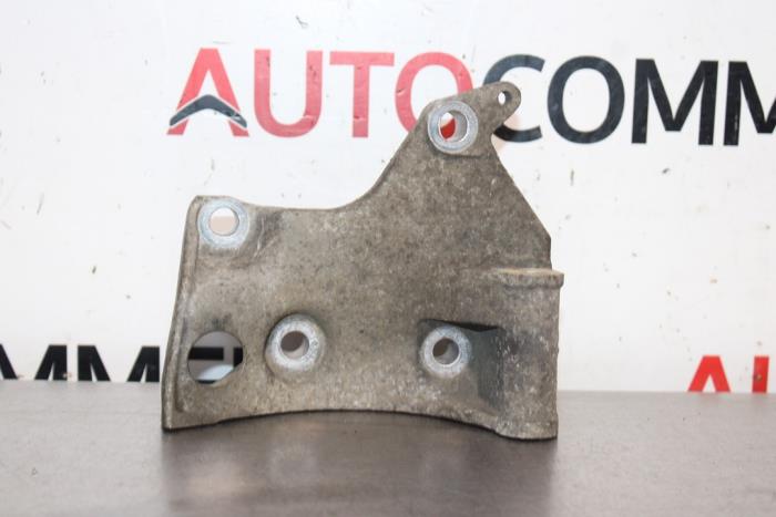 Usagé Support dynamo haut Renault Clio II (BB/CB) 1.2 16V Prix sur demande proposé par Autocommerce