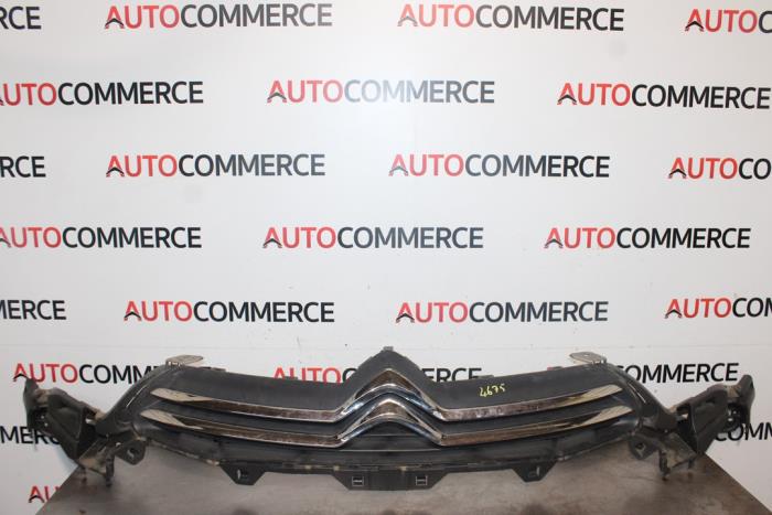 Używane Grill Citroen C4 Berline (NC) 1.6 16V VTi Cena € 100,00 Procedura marży oferowane przez Autocommerce