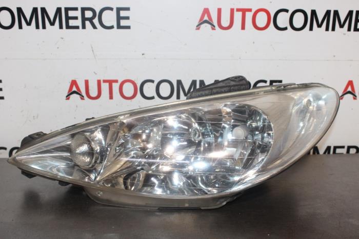 Używane Reflektor lewy Peugeot 206 (2A/C/H/J/S) 1.4 XR,XS,XT,Gentry Cena € 40,00 Procedura marży oferowane przez Autocommerce