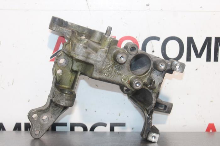 Usagé Support dynamo haut Peugeot 208 I (CA/CC/CK/CL) 1.6 Blue HDi 100 Prix € 25,00 Règlement à la marge proposé par Autocommerce