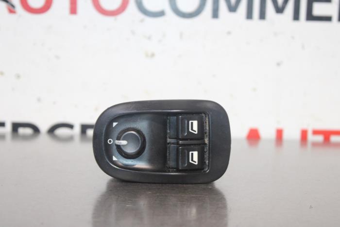 Usados Interruptor de ventanilla eléctrica Peugeot 206 SW (2E/K) 1.4 Precio € 20,00 Norma de margen ofrecido por Autocommerce