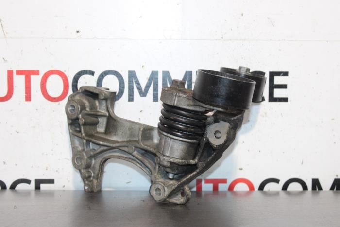 Usagé Support dynamo bas Renault Megane III Grandtour (KZ) 1.2 16V TCE 115 Prix € 20,00 Règlement à la marge proposé par Autocommerce