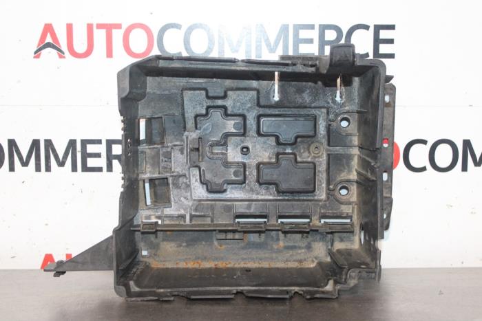 Begagnade Batterilåda Peugeot 207/207+ (WA/WC/WM) 1.4 16V VTi Pris € 20,00 Marginaltabell erbjuds av Autocommerce