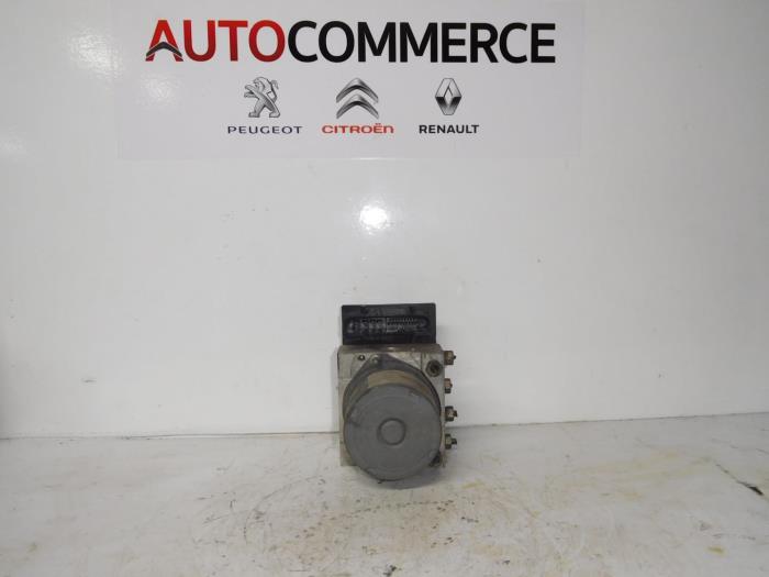 Używane Pompa ABS Renault Megane II CC (EM) 1.9 dCi 120 Cena € 25,00 Procedura marży oferowane przez Autocommerce