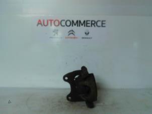 Used Rear brake calliper, right Renault Megane II CC (EM) 1.6 16V Price € 35,00 Margin scheme offered by Autocommerce