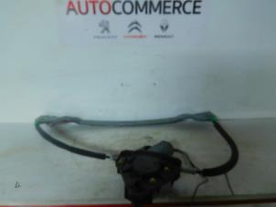Used Window mechanism 4-door, front right Renault Clio II (BB/CB) 1.4 Price € 25,00 Margin scheme offered by Autocommerce