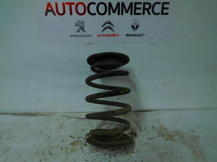Rear coil spring from a Renault Clio II Societe (SB) 1.5 dCi 68 2006