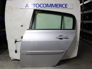 Używane Drzwi lewe tylne wersja 4-drzwiowa Renault Megane II (BM/CM) 1.4 16V 82 Cena € 30,00 Procedura marży oferowane przez Autocommerce