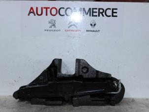 Usagé Kit de réparation pneus Renault Megane III Berline (BZ) 1.2 16V TCE 115 Prix € 10,00 Règlement à la marge proposé par Autocommerce
