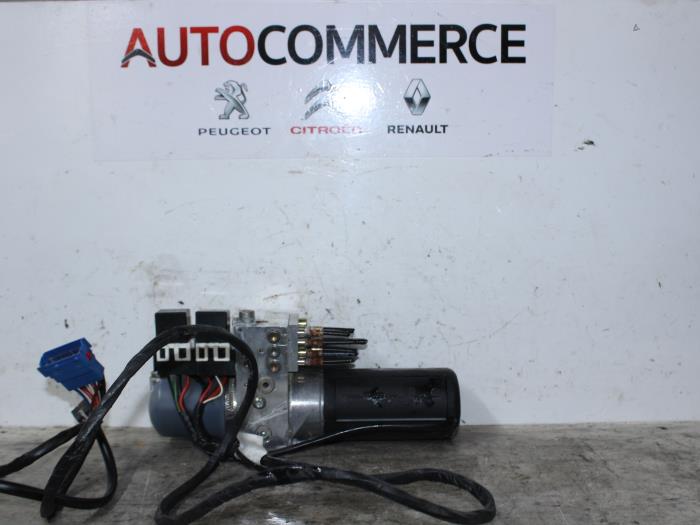 Używane Silnik dachu cabrio Peugeot 307 CC (3B) 2.0 HDIF 16V Cena € 200,00 Procedura marży oferowane przez Autocommerce