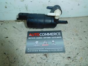 Used Windscreen washer pump Renault Clio III (BR/CR) 1.4 16V Price on request offered by Autocommerce