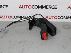 Used Rear seatbelt buckle, centre Renault Clio IV Estate/Grandtour (7R) 0.9 Energy TCE 90 12V Price € 20,00 Margin scheme offered by Autocommerce