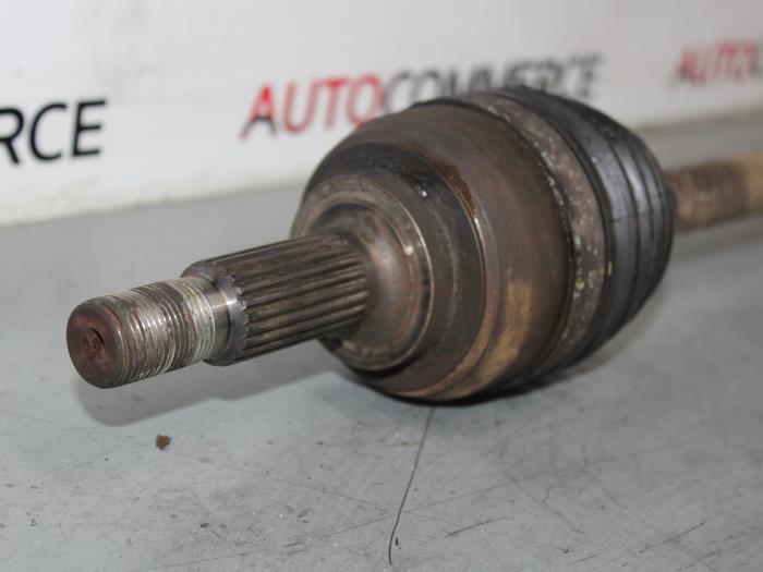 Front drive shaft, right from a Renault Clio III (BR/CR) 1.2 16V 75 Hi-Flex 2010