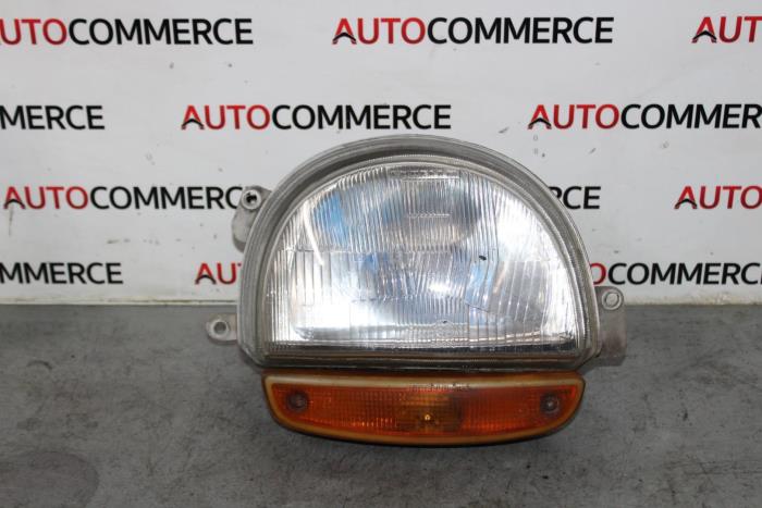 Używane Reflektor prawy Renault Twingo (C06) 1.2 Cena € 15,00 Procedura marży oferowane przez Autocommerce