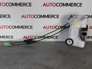 Gebrauchte Türschlossmechanik 4-türig links vorne Peugeot 108 1.0 12V Preis auf Anfrage angeboten von Autocommerce