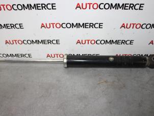 Used Rear shock absorber, right Renault Clio IV (5R) 0.9 Energy TCE 90 12V Price on request offered by Autocommerce