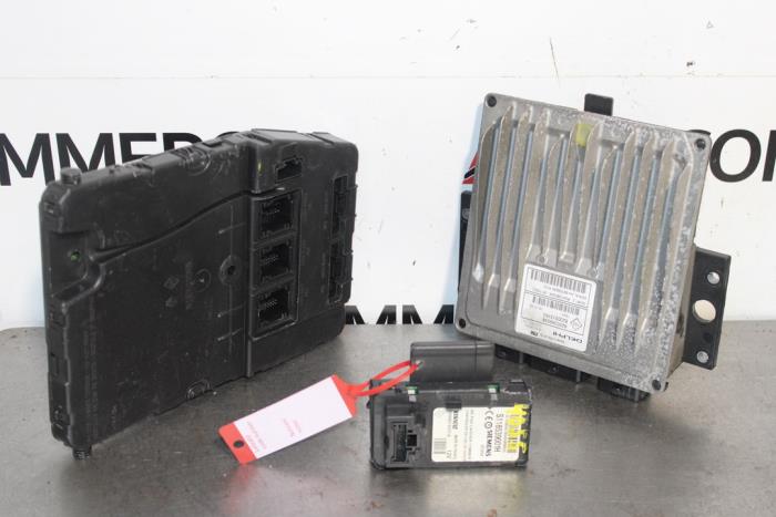 Used Engine management computer Renault Megane II (LM) 1.5 dCi 85 Price € 100,00 Margin scheme offered by Autocommerce